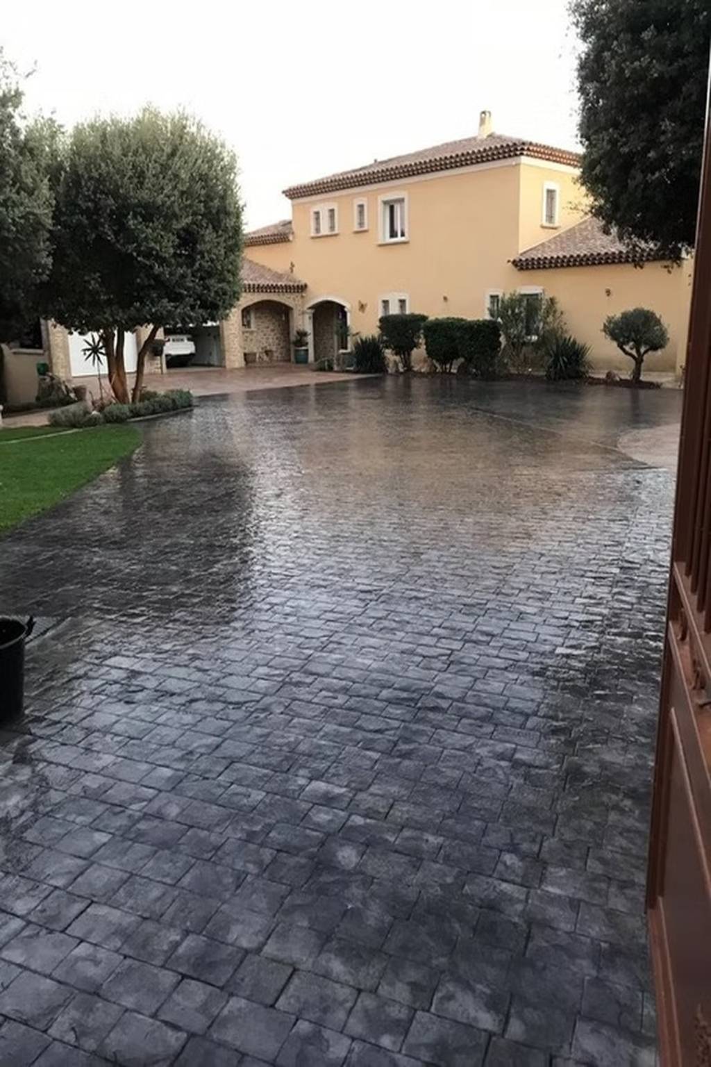 Plage de piscine réalisée par un spécialiste du béton imprimé à Draguignan, finition bois.