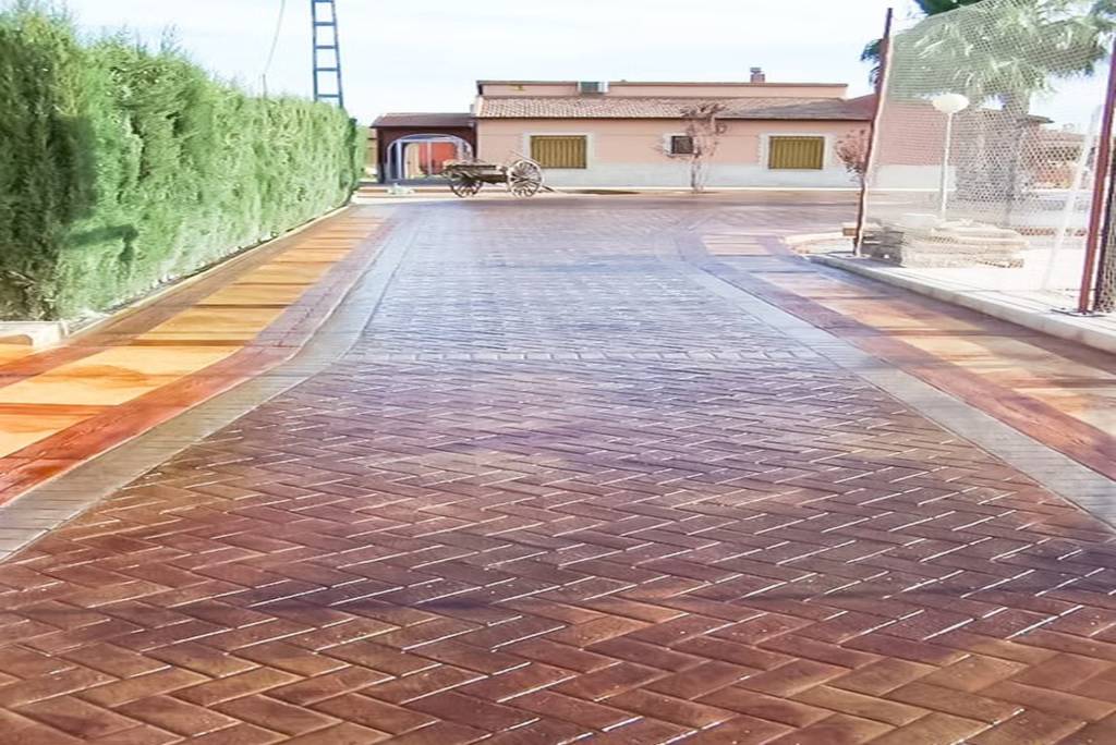 Terrasse en béton imprimé réalisée par un spécialiste du béton imprimé à Grasse, finition pierre.
