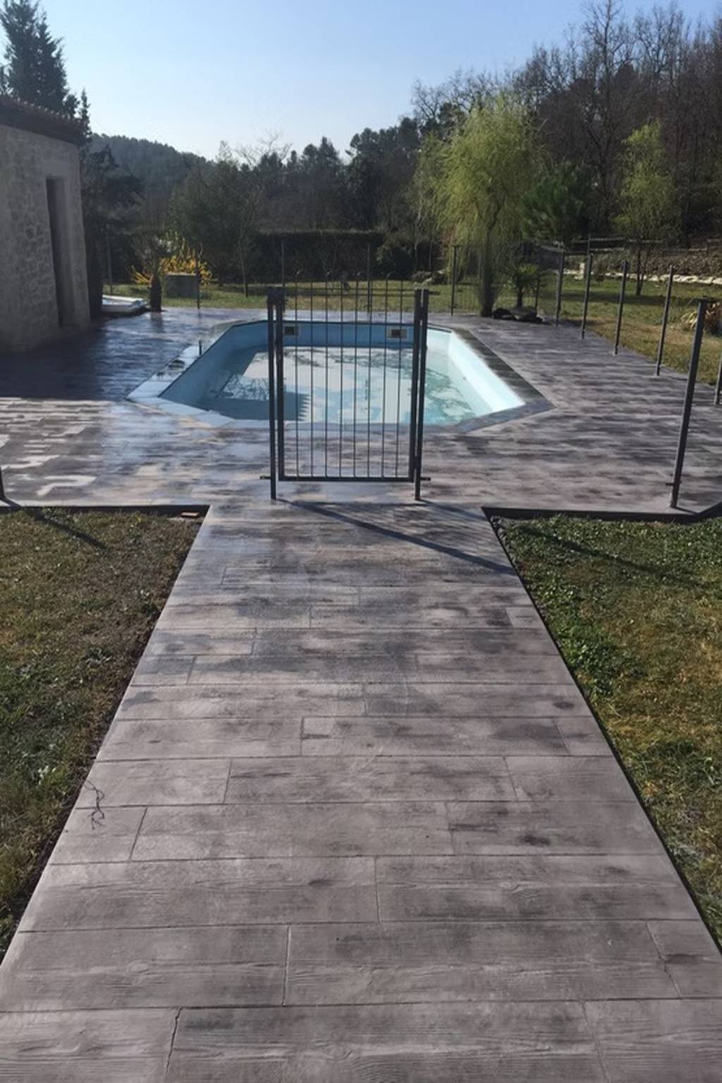 Contour de piscine avec finition en Spécialiste du béton imprimé à Marseille
