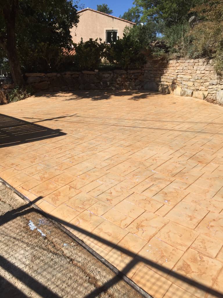 Entrée de garage en béton imprimé posée par un expert français