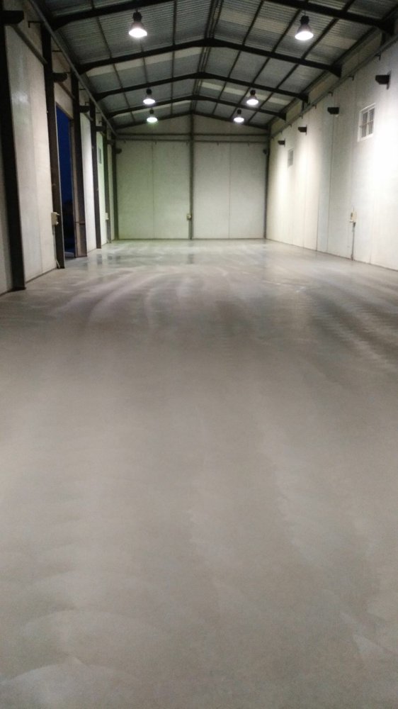 Dalle béton industrielle 15cm d'épaisseur, lissage àl'hélicoptère
