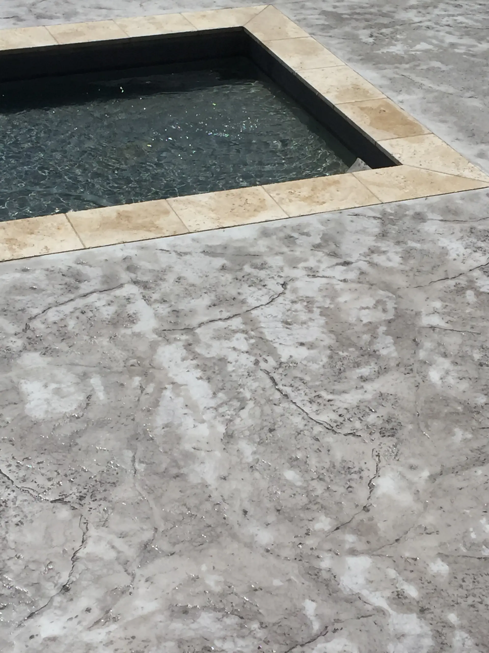 Terrasse en béton imprimé réalisée par un spécialiste du béton imprimé à Saint Tropez, finition pierre.