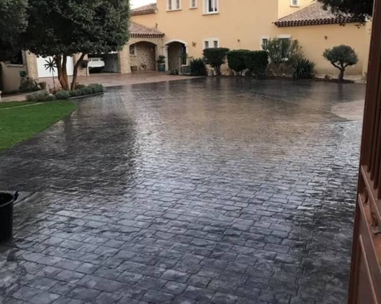 Terrasse conçue par un spécialiste du béton imprimé à Cagnes-sur-Mer, finition pierre naturelle.