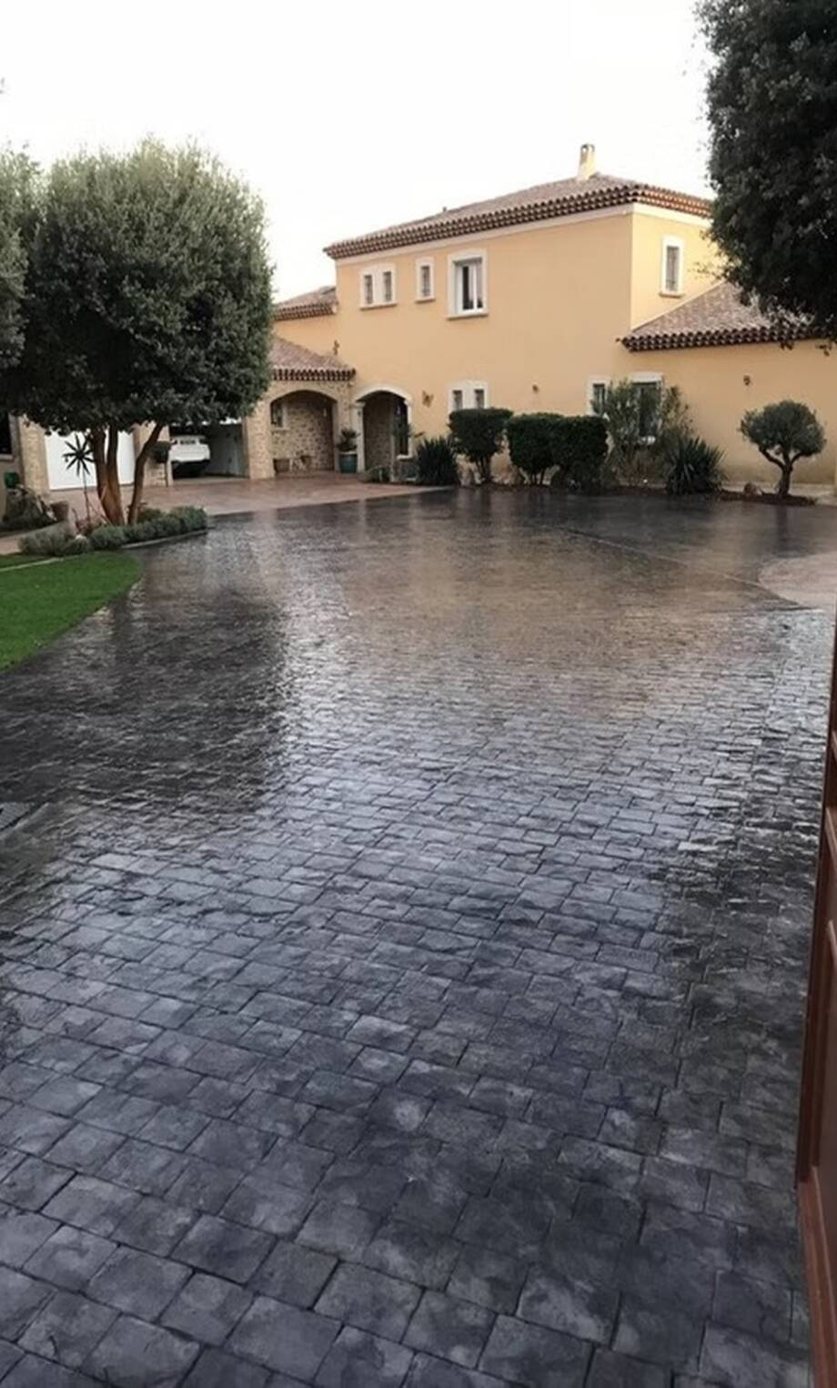 Plage de piscine réalisée par un spécialiste du béton imprimé à Draguignan, finition bois.