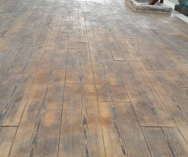 Contour de piscine posé par un spécialiste du béton imprimé à Orange, finition bois antidérapante.