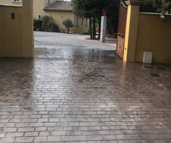Plage de piscine réalisée par un spécialiste du béton imprimé à Salon-de-Provence, finition bois sécurisée.
