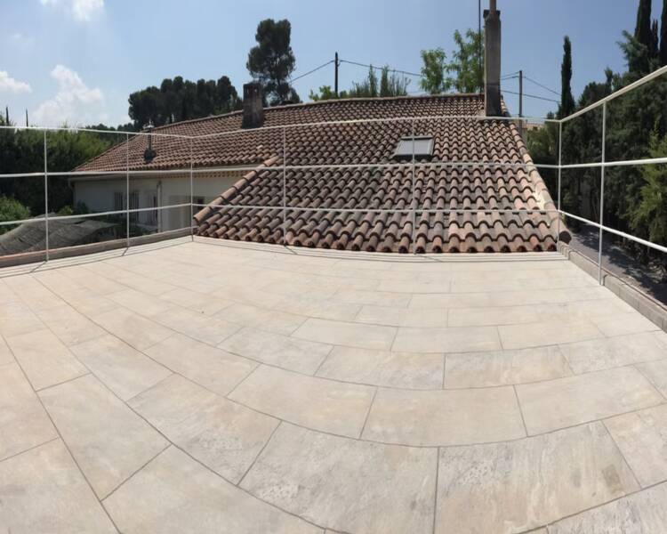 Terrasse réalisée par un spécialiste du béton imprimé à Orange, finition pierre.