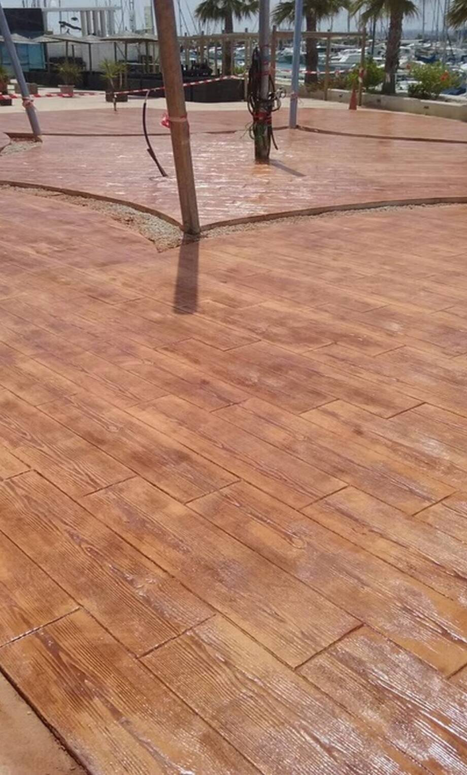 Allée réalisée par un spécialiste du béton imprimé à Cagnes-sur-Mer, finition pavée classique.