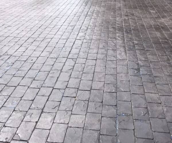 Plage de piscine conçue par un spécialiste du béton imprimé à Fréjus, finition bois antidérapante