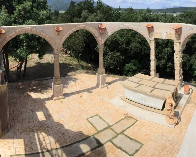 Terrasse réalisée par un spécialiste du béton imprimé à Spécialiste du béton imprimé à Menton, finition pierre.
