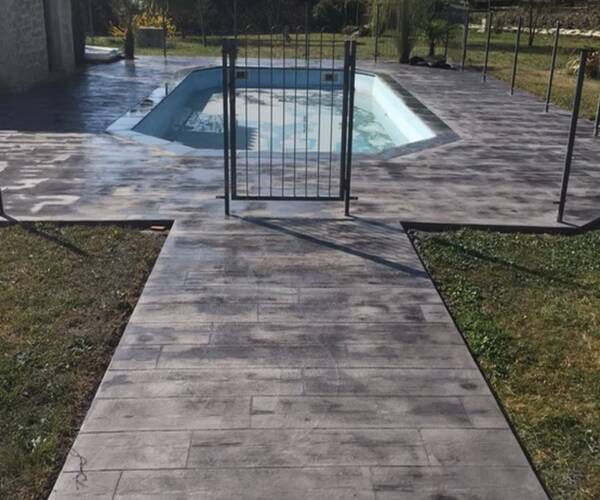 Contour de piscine avec finition en Spécialiste du béton imprimé à Marseille