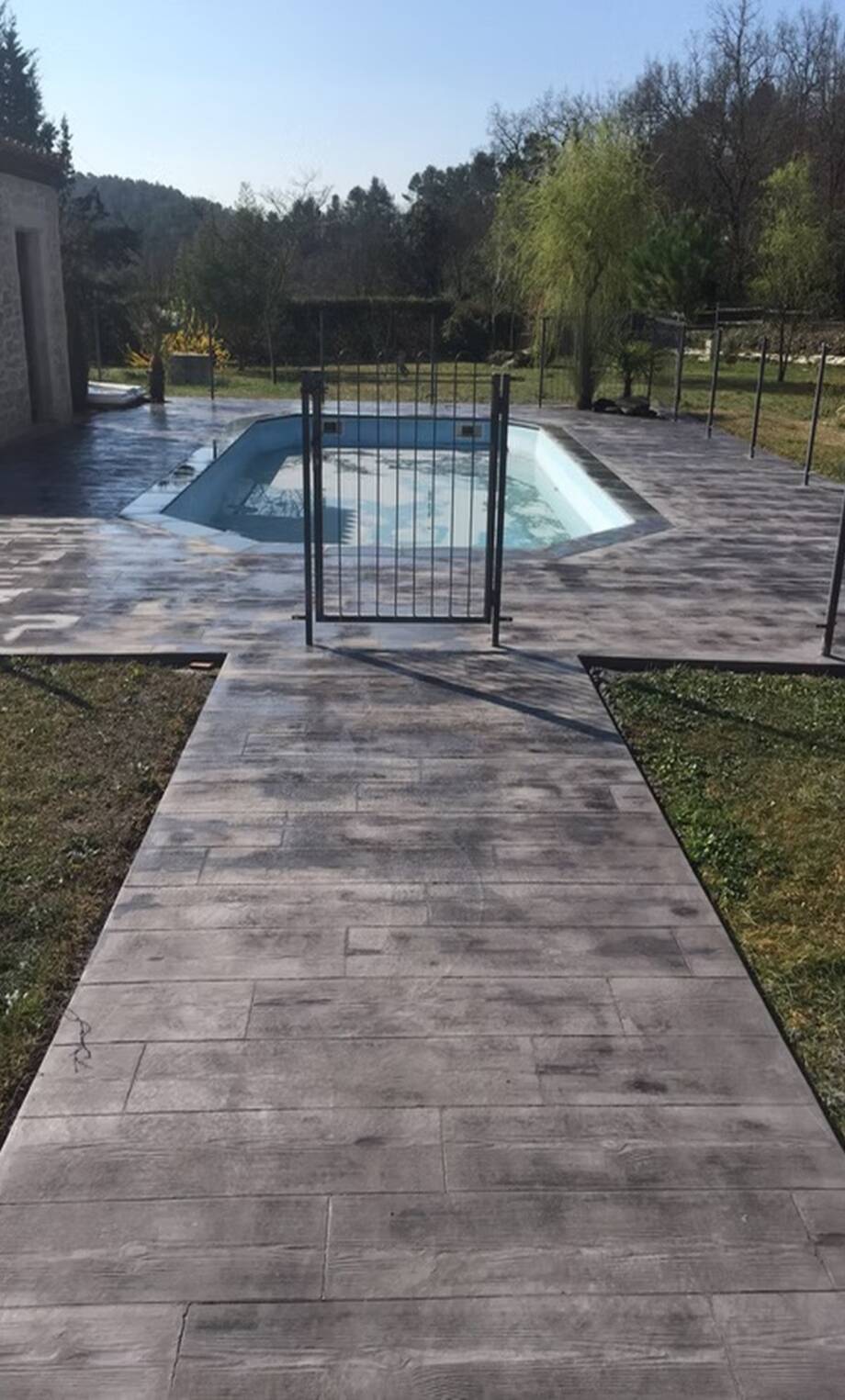 Contour de piscine avec finition en Spécialiste du béton imprimé à Marseille