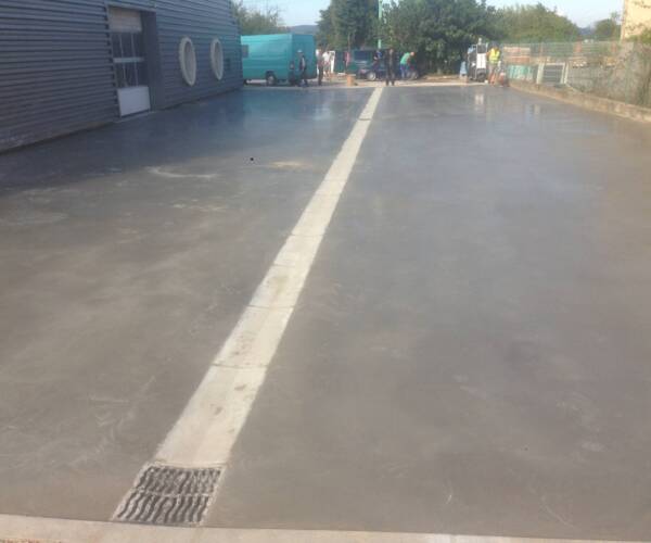 Plage de piscine conçue par un spécialiste du béton imprimé à Spécialiste du béton imprimé à Menton, finition bois antidérapante