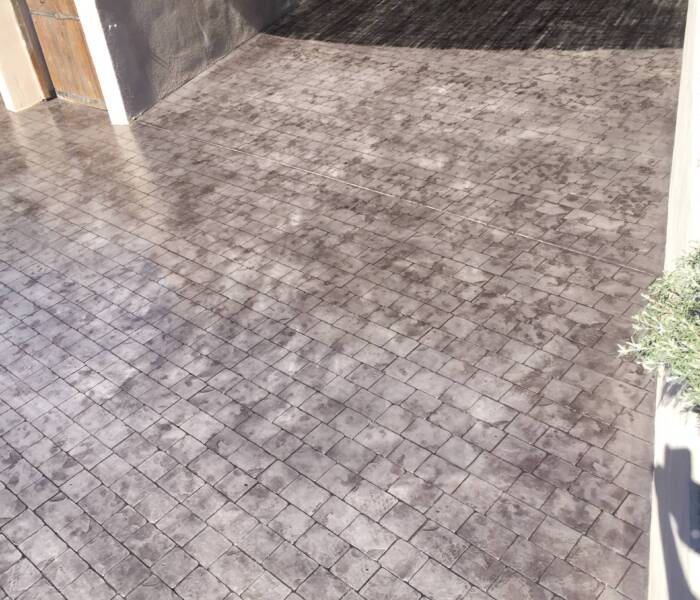 Allée conçue par un spécialiste du béton imprimé à Orange, effet pavé classique.