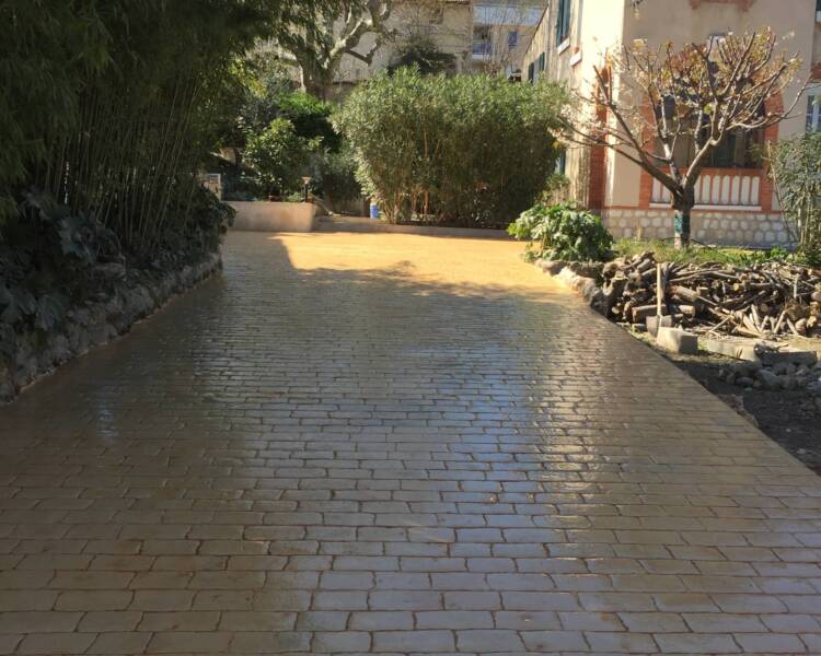 Terrasse posée par un spécialiste du béton imprimé à Le Cannet, finition pierre.