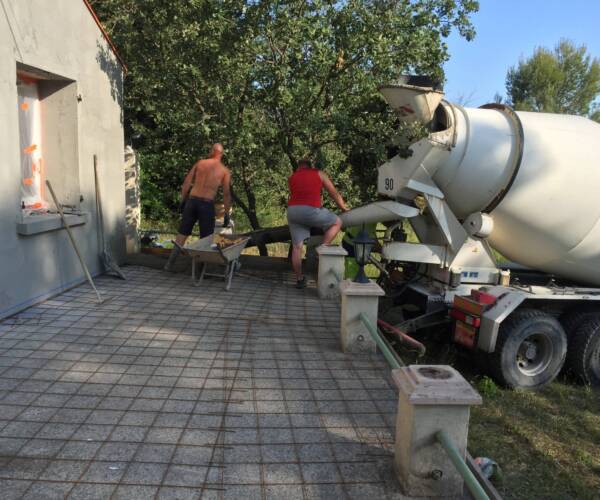 Contour de piscine en béton imprimé dans le Var