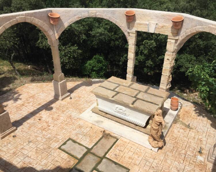 Terrasse conçue par un spécialiste du béton imprimé à Cannes, finition effet pierre.