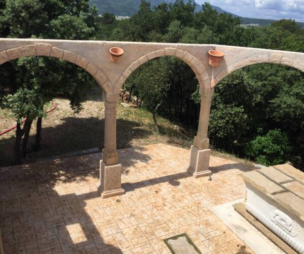 Contour de piscine installé par un spécialiste du béton imprimé à Istres, finition bois antidérapante.
