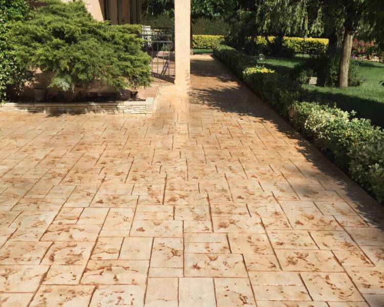 Terrasse conçue par un spécialiste du béton imprimé à Draguignan, finition pierre naturelle.