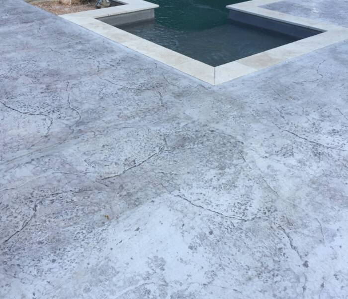 Allée de garage conçue par un spécialiste du béton imprimé à Grasse, finition pavée traditionnelle.