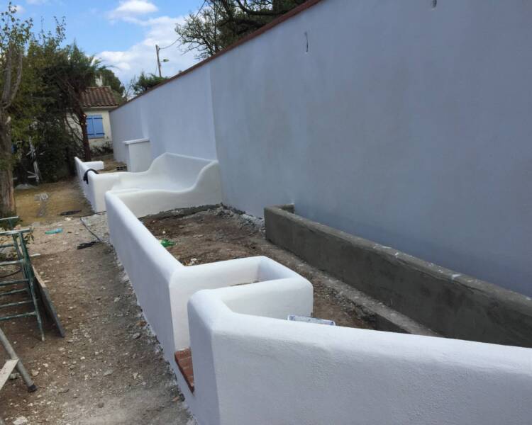 Terrasse réalisée par un spécialiste du béton imprimé à Fréjus, finition pierre.