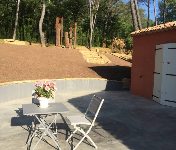 Accès de garage posé par un spécialiste du béton imprimé à Salon-de-Provence, avec finition pavée classique.