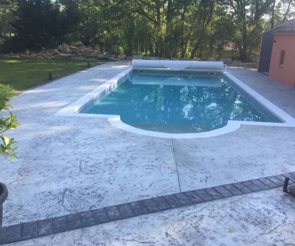 Contour de piscine réalisé par un spécialiste du béton imprimé à Le Cannet, finition bois antidérapante.