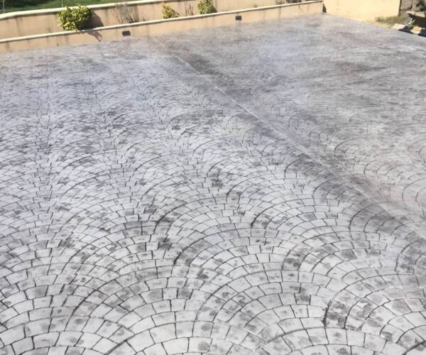 Contour de piscine réalisé par un spécialiste du béton imprimé à Aubagne, style bois naturel.