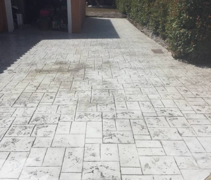 Allée réalisée par un spécialiste du béton imprimé à Le Cannet, effet pavé structuré.