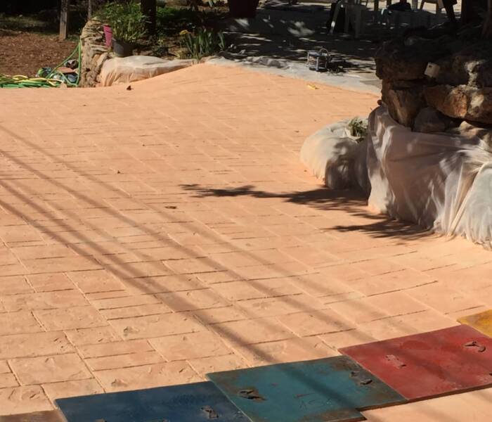 Allée de garage conçue par un spécialiste du béton imprimé à Istres, finition pavée robuste.