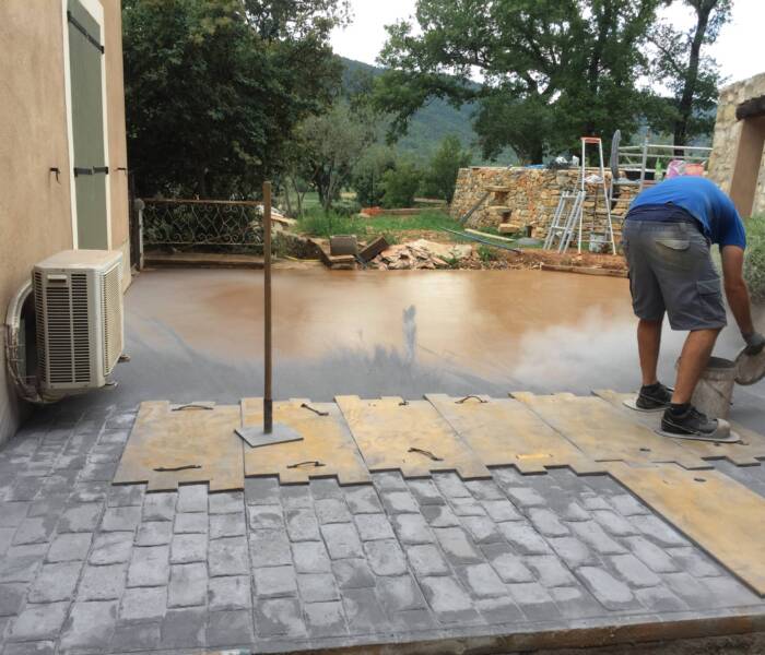 Entrée de garage en béton imprimé réalisée dans le Var