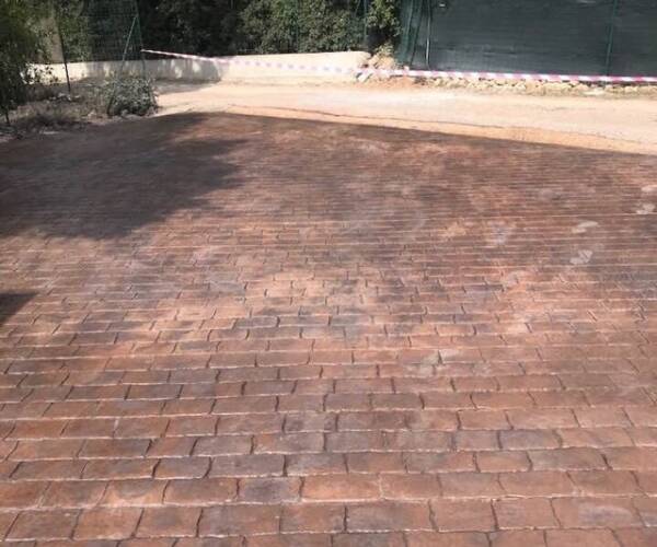 Contour de piscine réalisé par un spécialiste du béton imprimé à Cannes, finition bois antidérapante.
