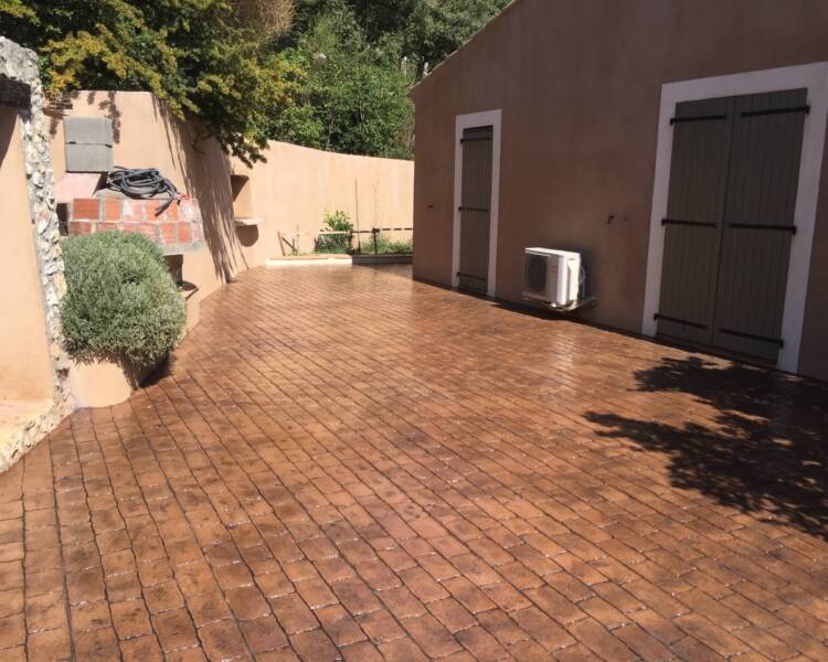 Terrasse en béton imprimé posée par un spécialiste dans le Var