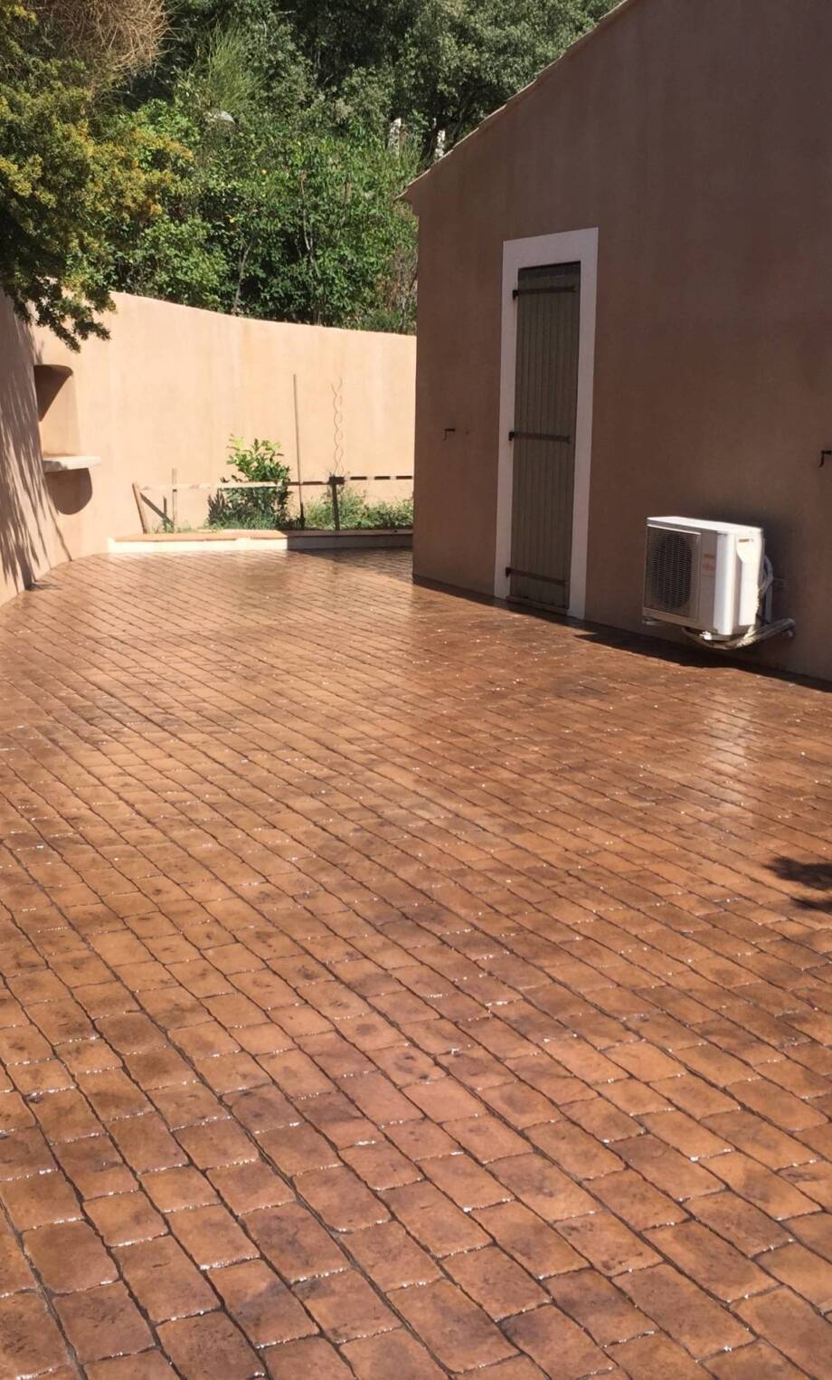 Terrasse en béton imprimé posée par un spécialiste dans le Var