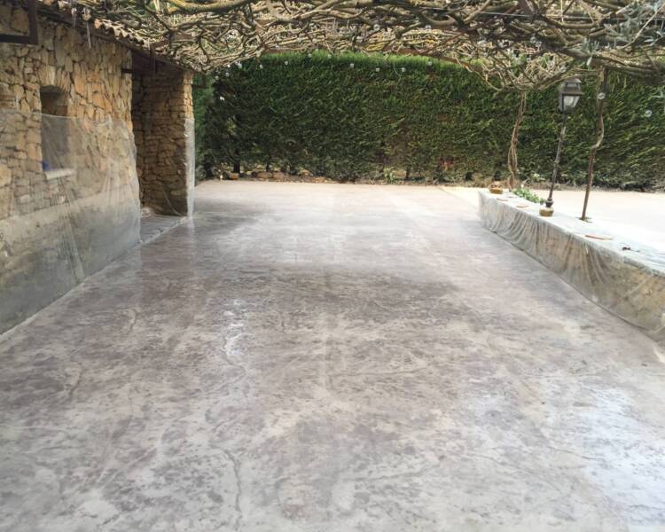 Terrasse conçue par un spécialiste du béton imprimé à La Seyne-sur-Mer, finition pierre.