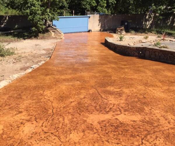 Contour de piscine conçu par un spécialiste du béton imprimé à Vitrolles, finition bois antidérapante.