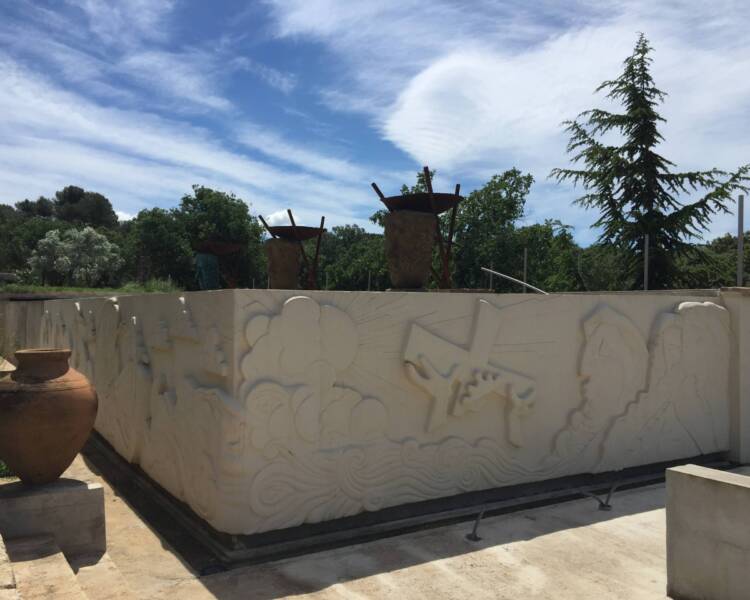 Terrasse extérieure réalisée par un spécialiste du béton imprimé à Istres, avec effet pierre naturelle.