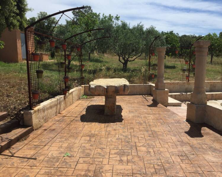 Terrasse extérieure conçue par un spécialiste du béton imprimé à Salon-de-Provence, finition imitation pierre naturelle.