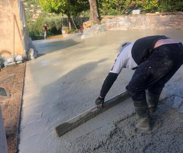 Contour de piscine conçu par un spécialiste du béton imprimé à Grasse, finition bois antidérapante.