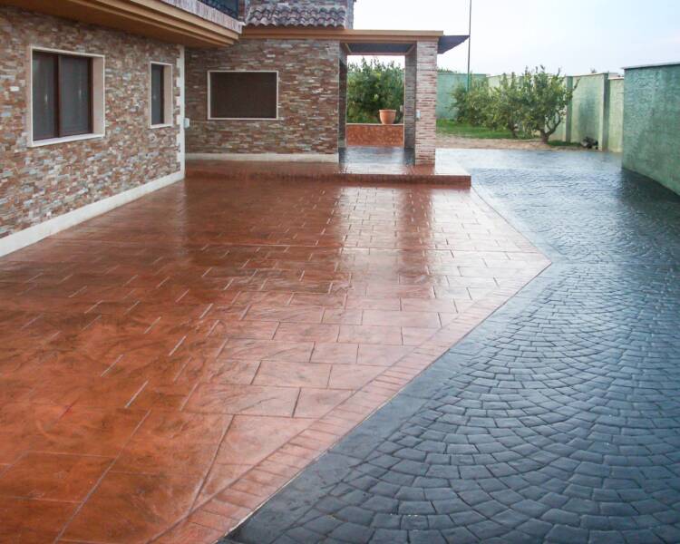 Terrasse réalisée par un spécialiste du béton imprimé en Provence, finition pierre naturelle.