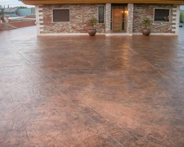 Terrasse conçue par un spécialiste du béton imprimé à Nice, avec finition pierre.