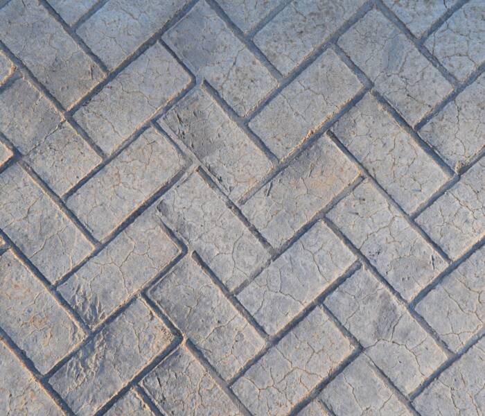 Accès réalisé par un spécialiste du béton imprimé en Provence, motif pavé décoratif.
