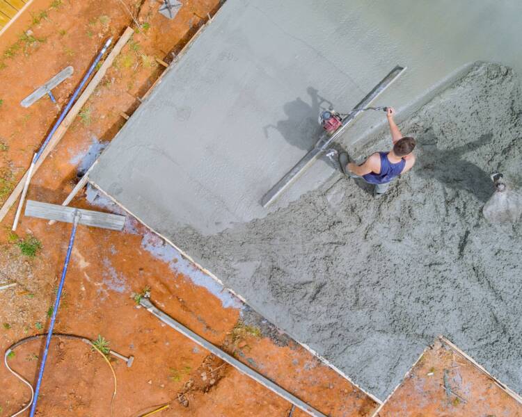 Terrasse réalisée par un spécialiste du béton imprimé à Brignoles, finition pierre.